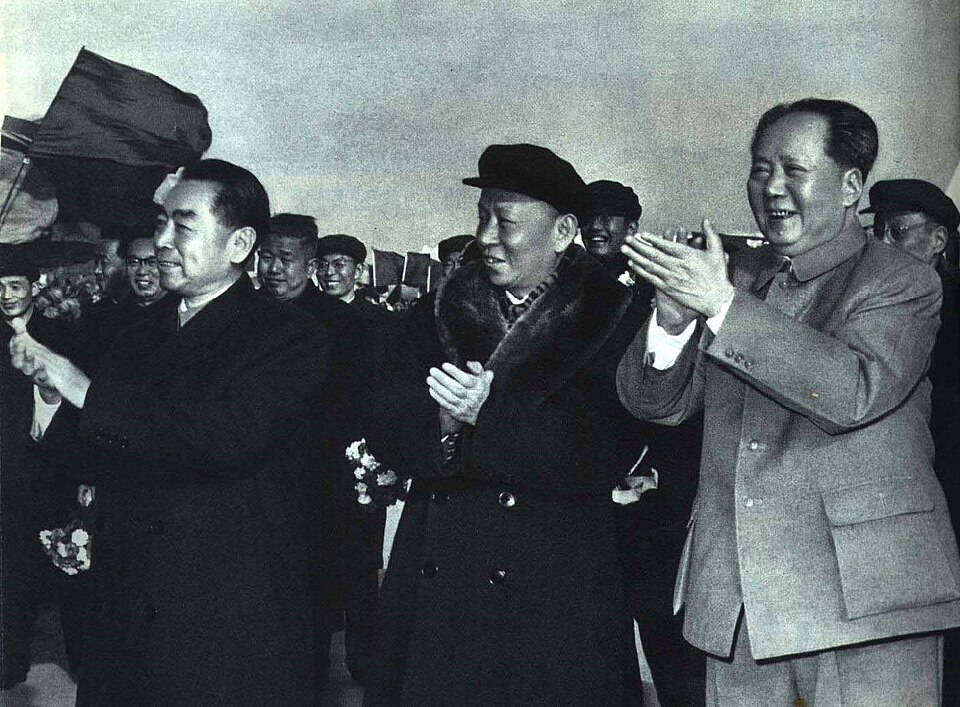 File:1964-05 1964年 毛泽东刘少奇到机场迎接访问十四国的周恩来中国代表团.jpg