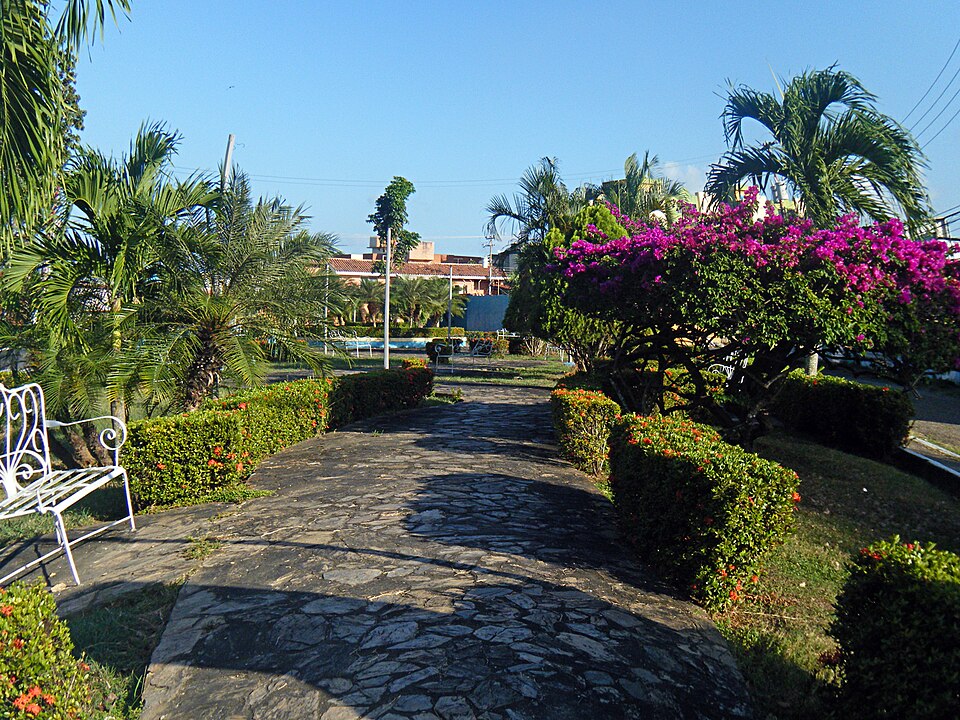 File:Plaza los escritores de Maturin 2017.jpg