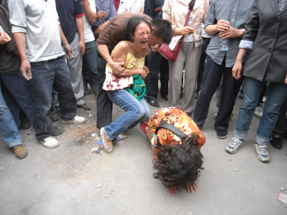 File:Sichuan earthquake victims dujiangyan.JPG
